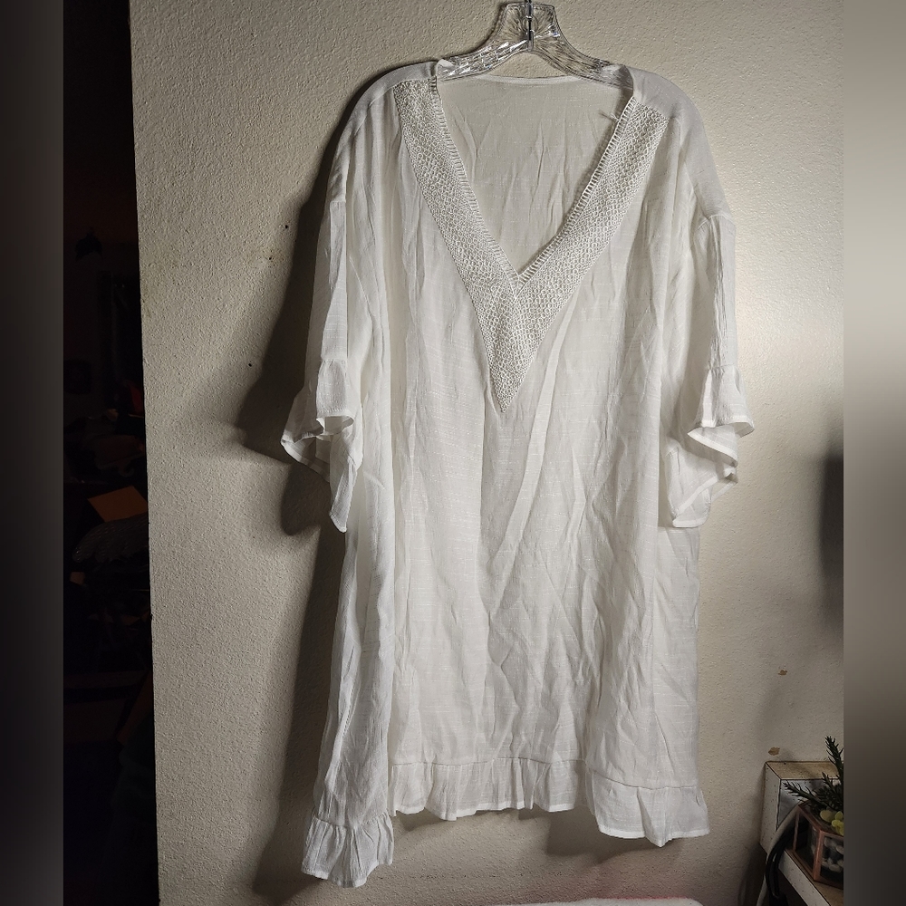 NWOT white v neck with lace applique tunic